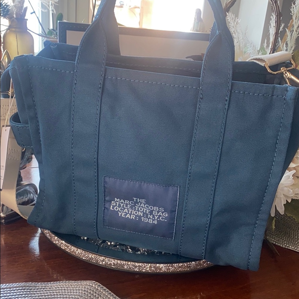 Marc Jacobs Blue and Cream Tote Bag with Elegant Design and cream strap - Picture 5 of 10